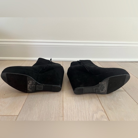 Black Wedged Booties Size 7.5 US - Picture 4 of 4